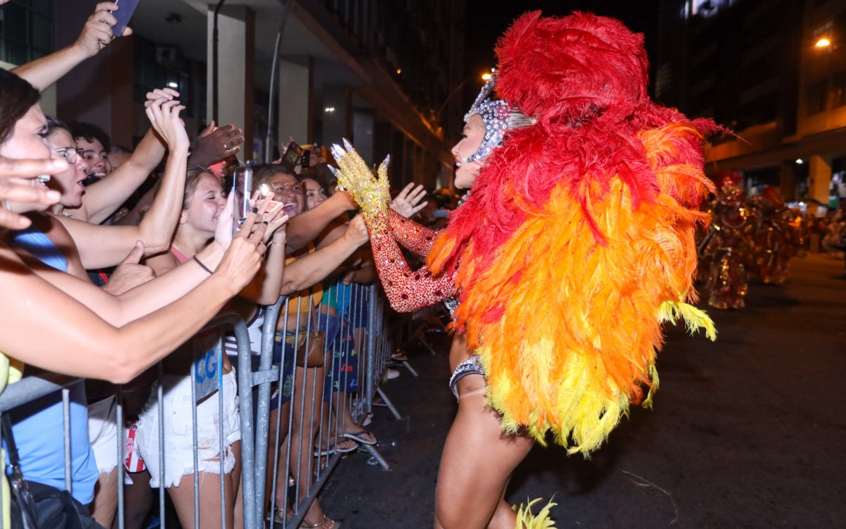 Lore Improta participa de desfile da Viradouro em Niterói