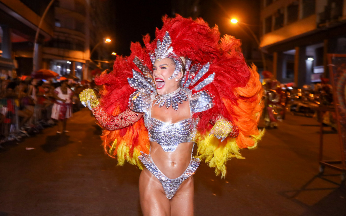 Lore Improta participa de desfile da Viradouro em Niterói