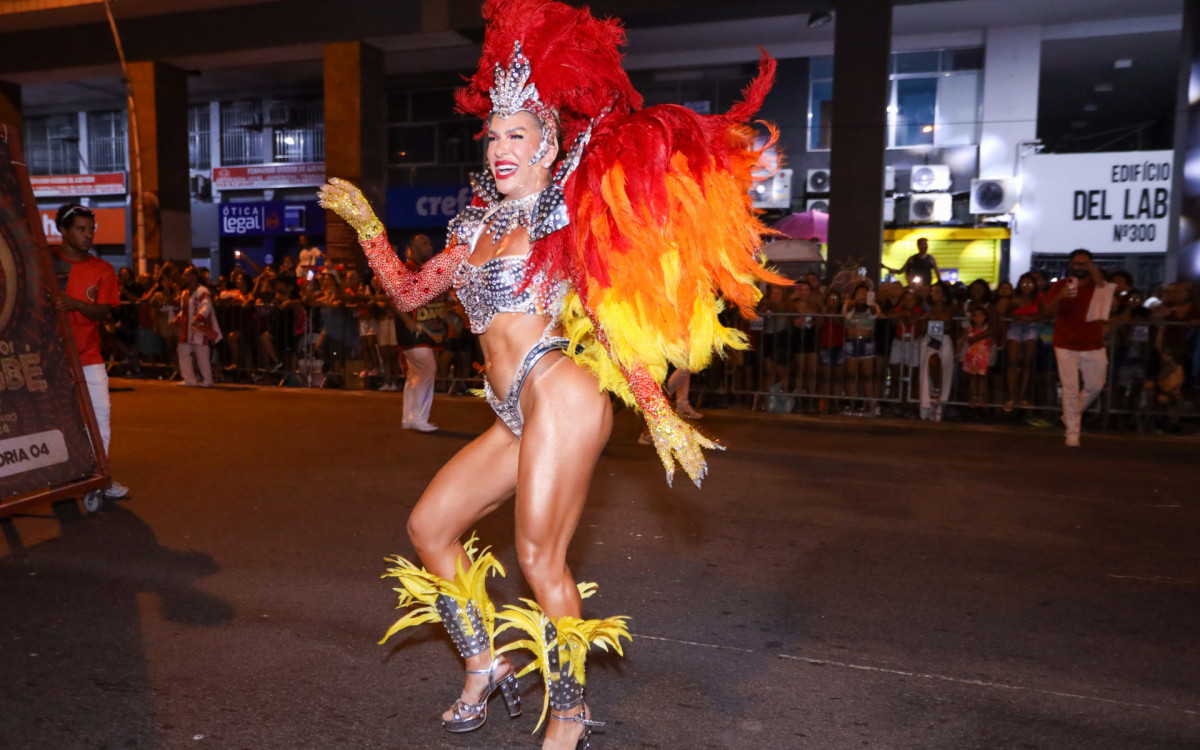 Lore Improta participa de desfile da Viradouro em Niterói