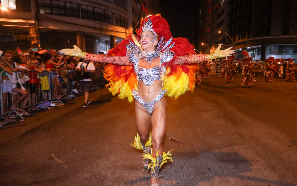 Lore Improta participa de desfile da Viradouro em Niterói