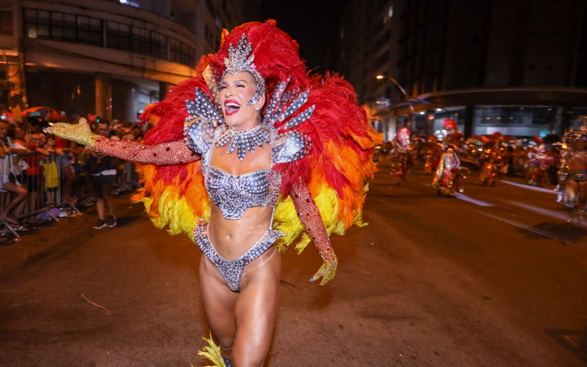 Lore Improta participa de desfile da Viradouro em Niterói