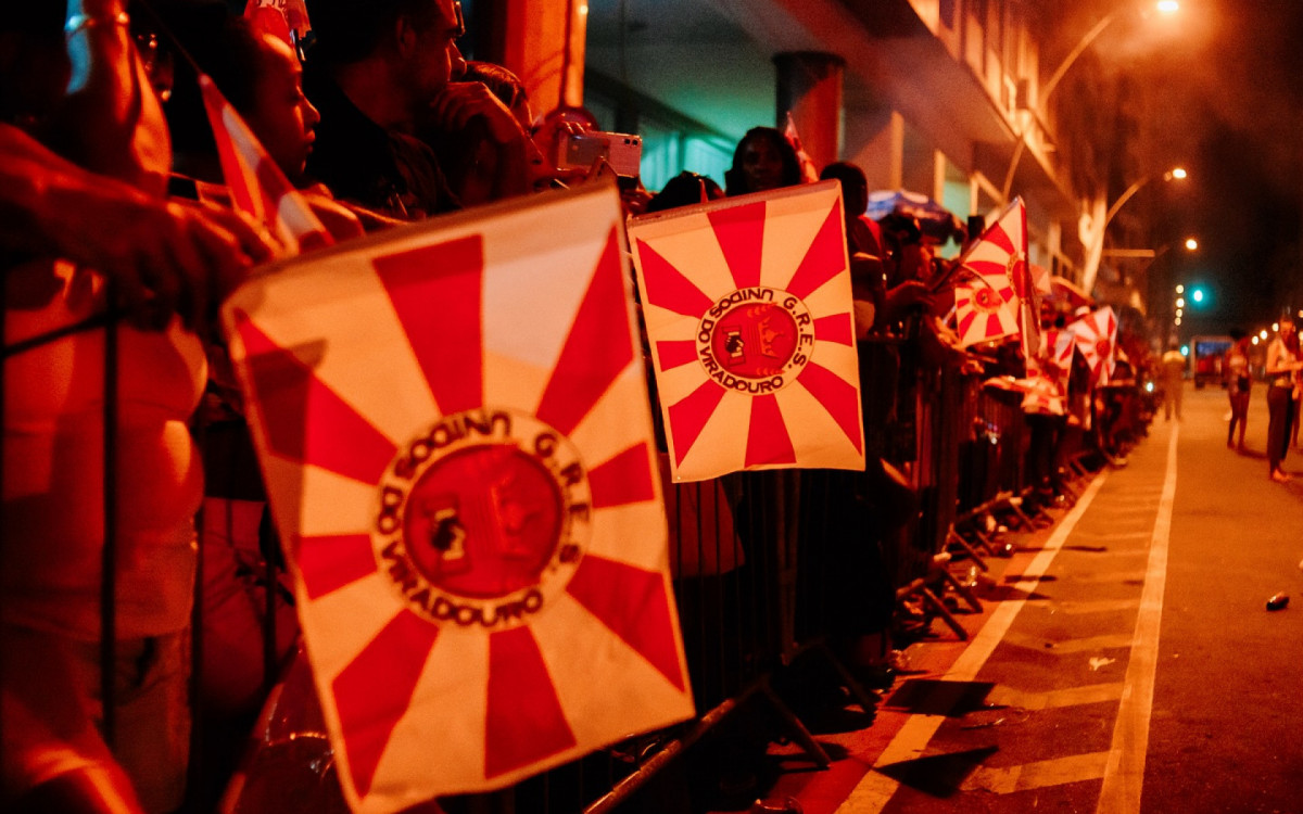 Público recebeu bandeirinhas da escola