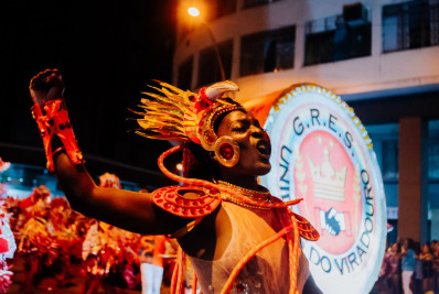 Viradouro promove desfile da vitória em Niterói e reúne multidão