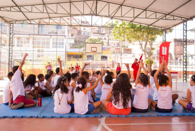 Alunos de Niterói ganham estojos reciclados a partir de uniformes