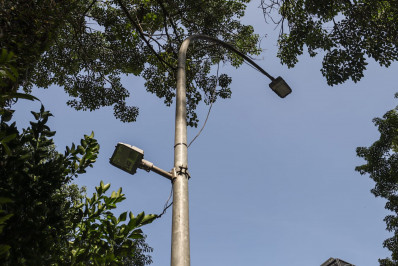 Polícia ouvirá responsáveis pela inspeção do poste onde porteiro tocou antes de morrer em Ipanema