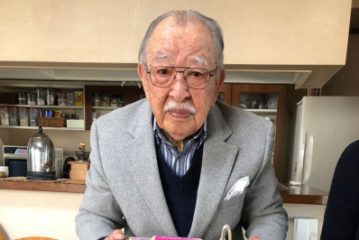 Morre, aos 100 anos, engenheiro japonês inventor do karaokê