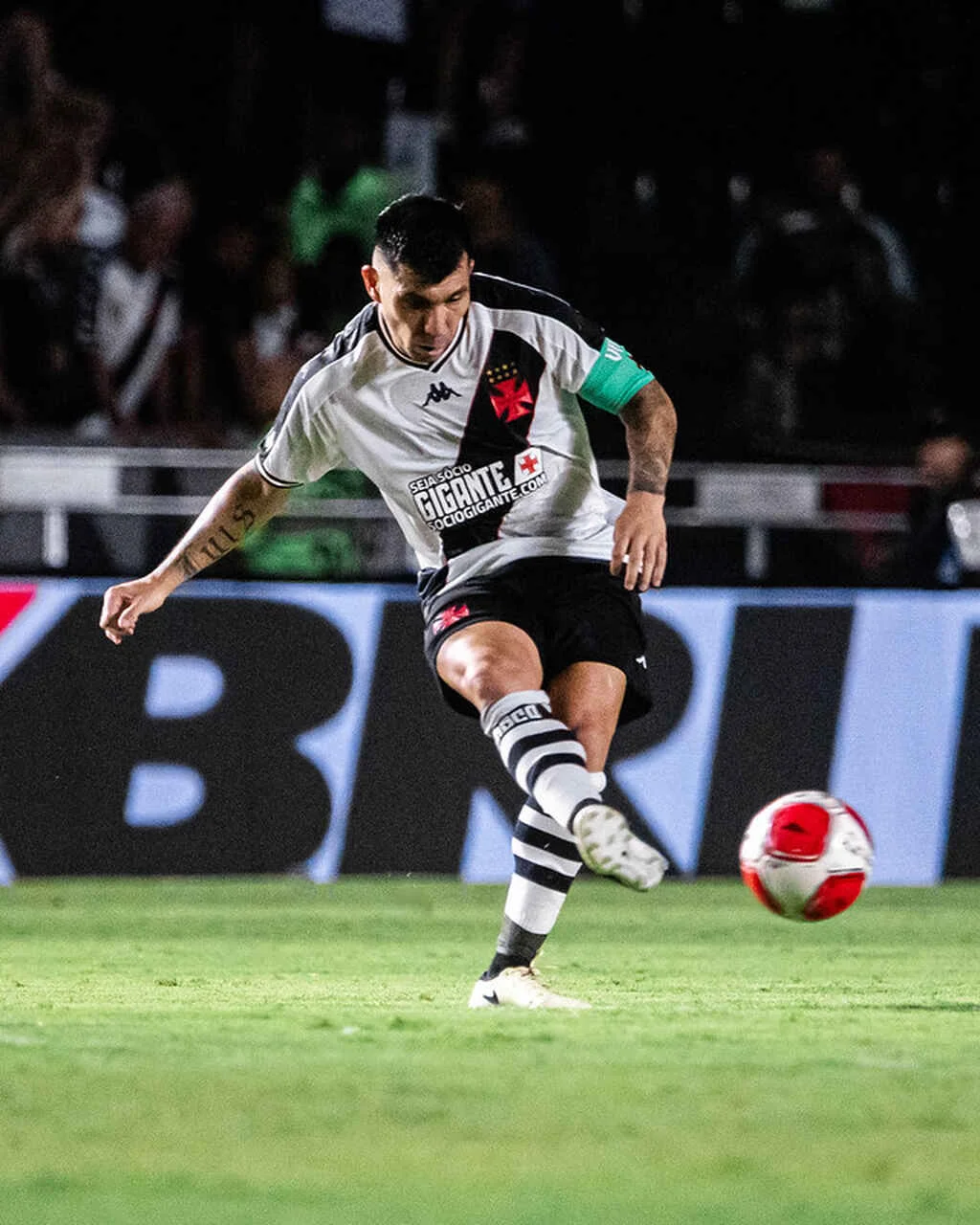 Vasco deseja renovar contrato do capitão Gary Medel