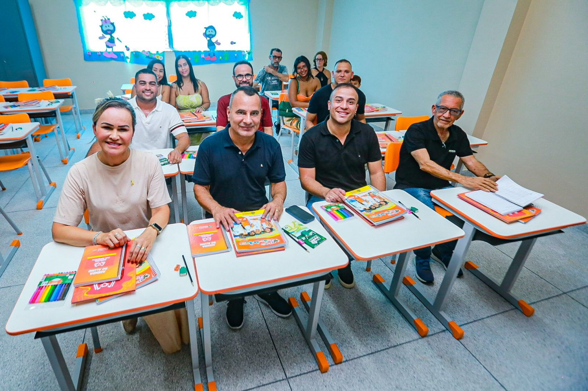 A deputada federal Daniela do Waguinho, prefeito Waguinho, secret&aacute;rio Matheus Carneiro e outras autoridades conheceram as salas de aula - Rafael Barreto/PMBR