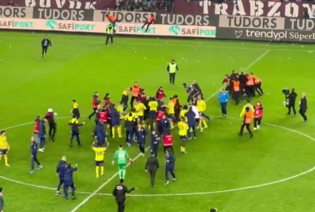 Torcida do Trabzonspor invade gramado e briga com atletas do Fenerbah&ccedil;e