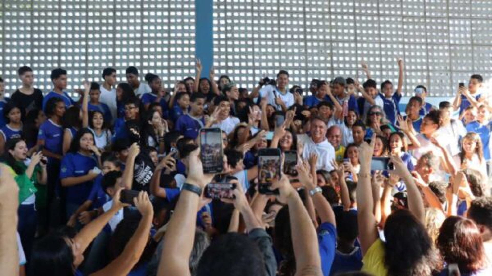 Bolsonaro entre alunos da Escola Cívico-Militar Mirian Alves de Macedo Guimarães - Reprodução/ Ascom