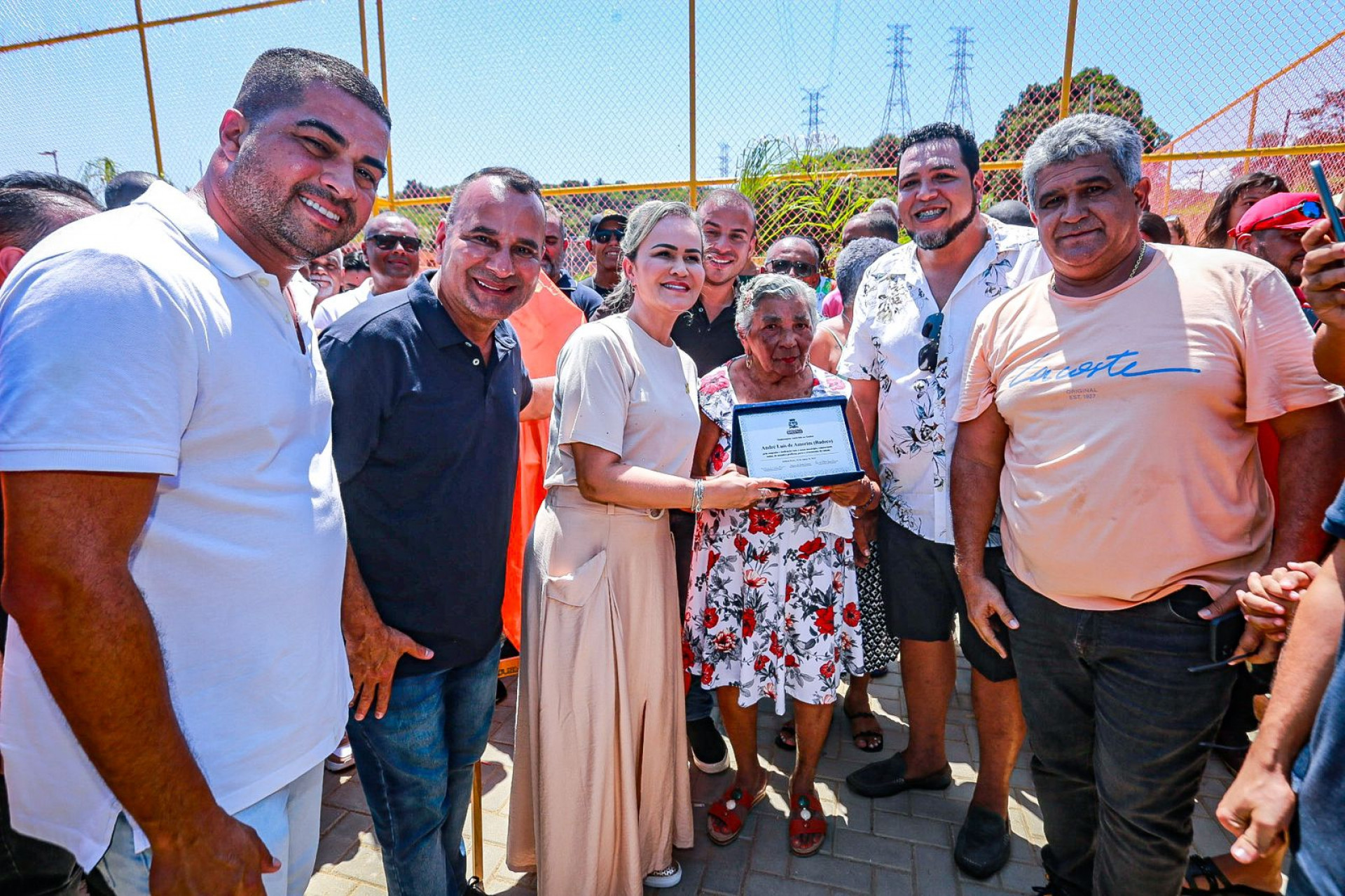Secret&aacute;rio Igo Menezes, prefeito Waguinho e deputada Daniela do Waguinho entregaram a placa &agrave; fam&iacute;lia de Badeco - Rafael Barreto / PMBR
