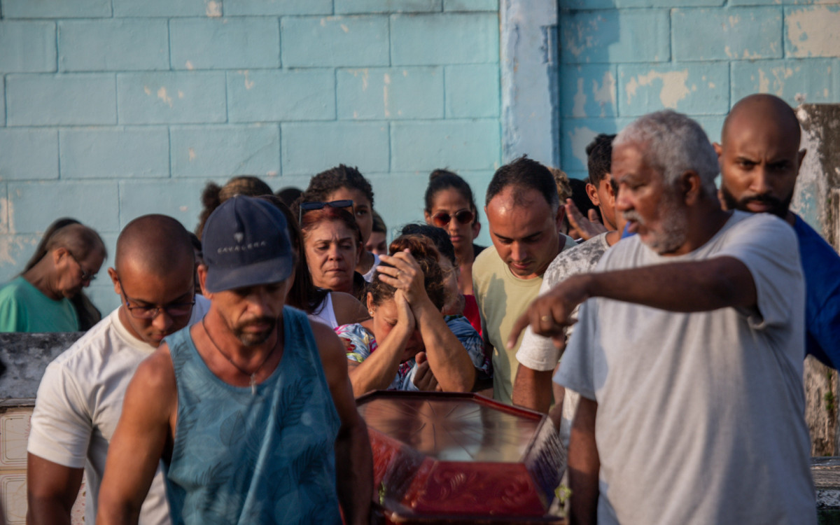 Enterro da família (pai, mãe e filho) mortos em Niterói. O Sepultamento ocorreu no Cemitério do Pacheco, em São Gonçalo, nesta terça-feira (19).
