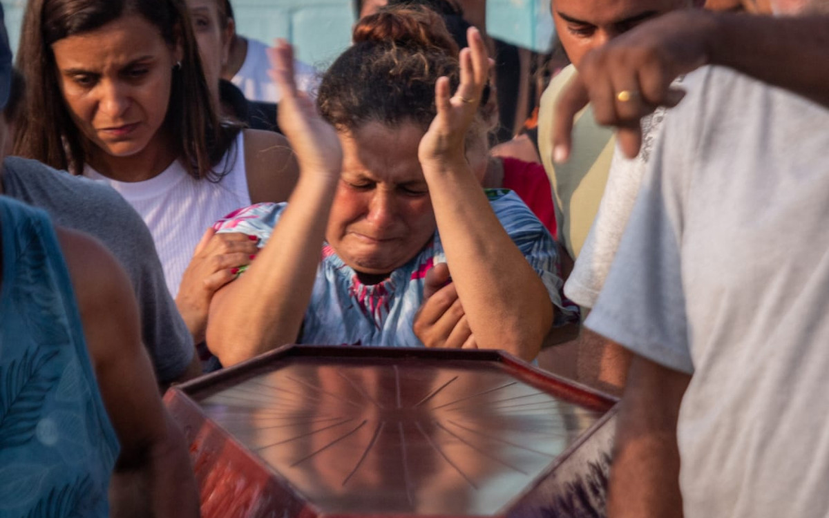 Luciene Dos Santos, mãe da Rayssa, bastante emocionada no velório da filha - Renan Areias / Agência O Dia