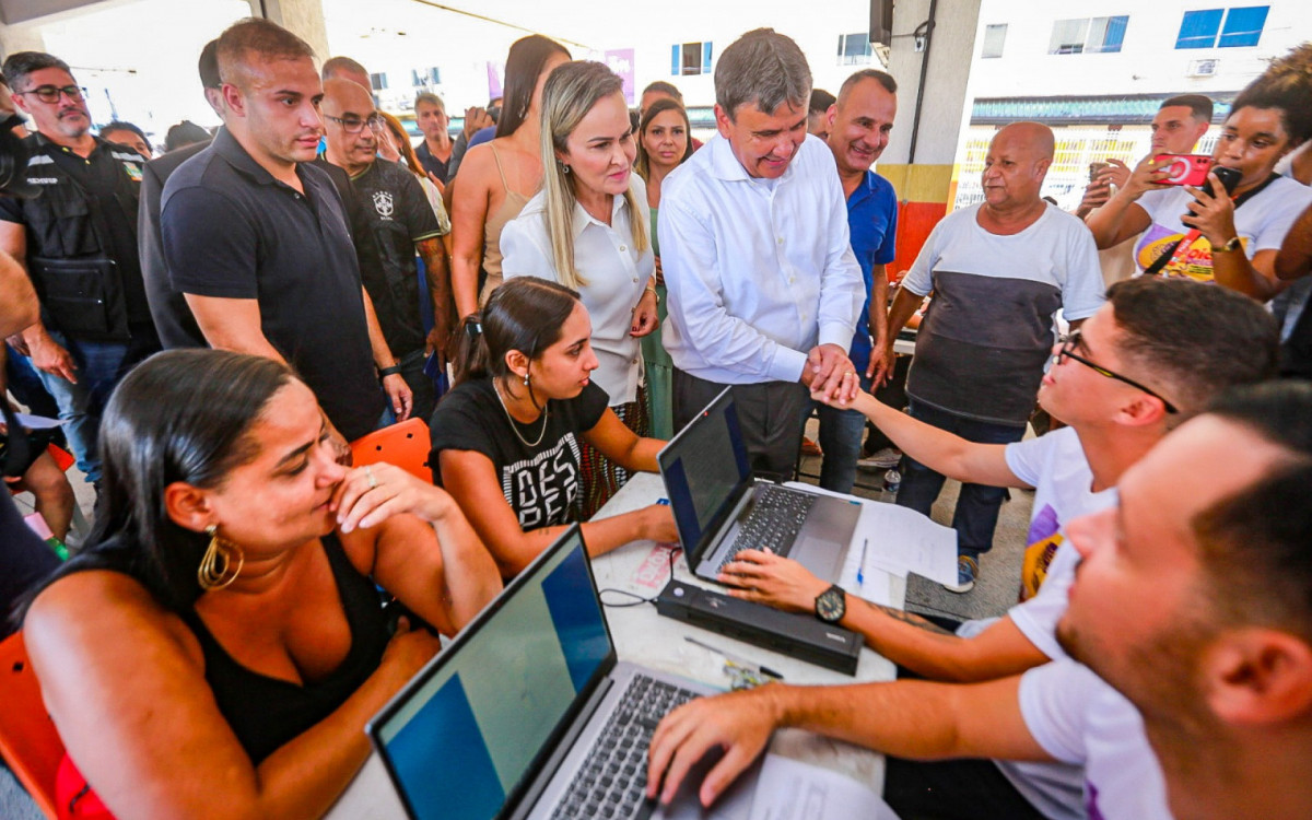 Observado pelo prefeito Waguinho, deputada Daniela do Waguinho e secretário Matheus carneiro, o ministro Wellington Dias cumprimentou os funcionários