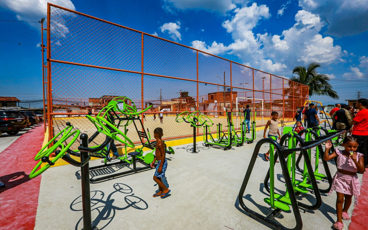 A praça Samara dos Santos tem campo de areia e academia ao ar livre