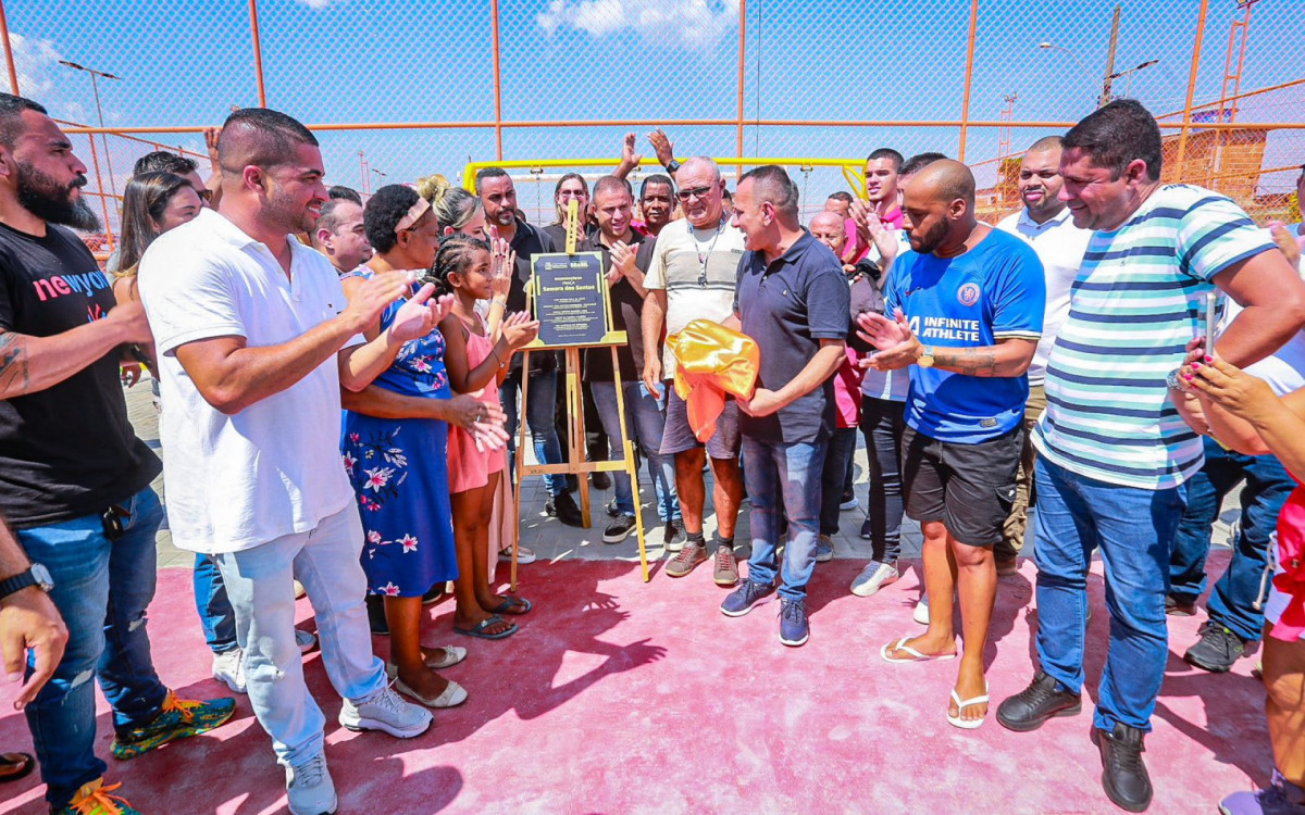 Prefeito Waguinho descerrou a placa de inauguração da praça Samara dos Santos