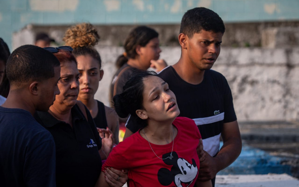 Louene dos Santos, irmã de Rayssa, também muito abalada na cerimônia