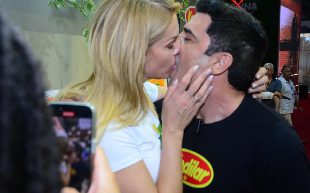 Ana Hickmann e Edu Guedes trocam beijos em feira de negócios - Webert Belicio / Agnews