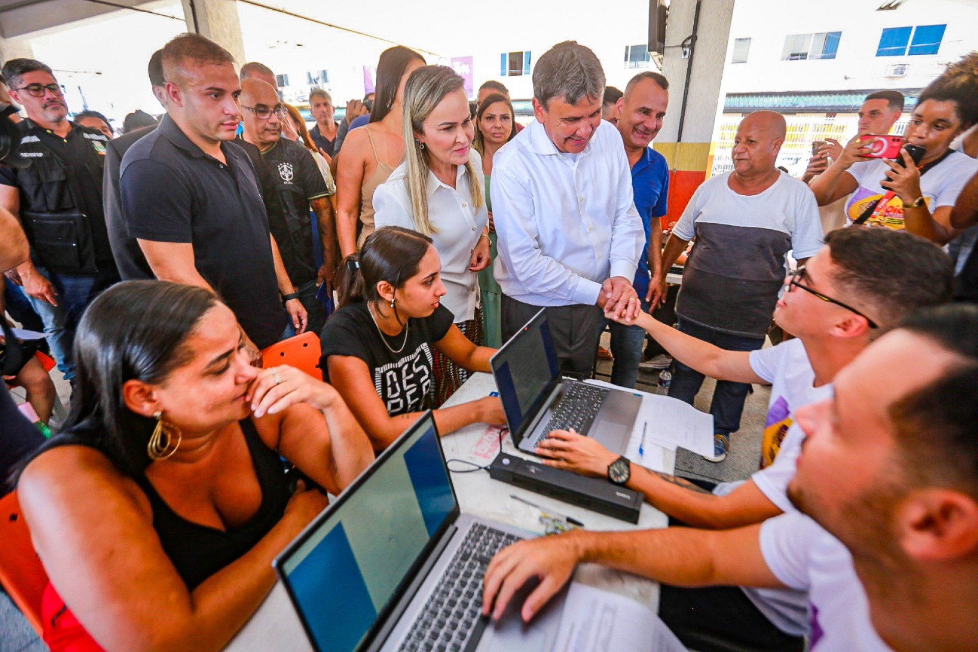 Observado pelo prefeito Waguinho, deputada Daniela do Waguinho e secret&aacute;rio Matheus carneiro, o ministro Wellington Dias cumprimentou os funcion&aacute;rios - Rafael Barreto/PMBR