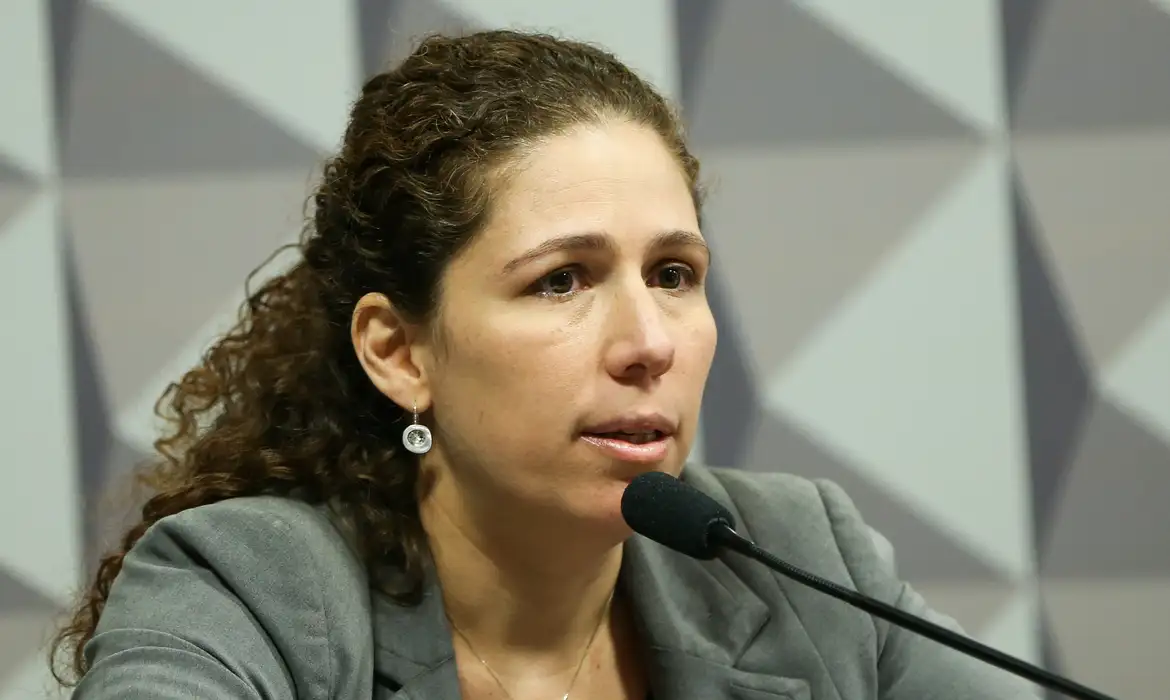 Governo tenta conciliar reajustes de servidores, diz ministra