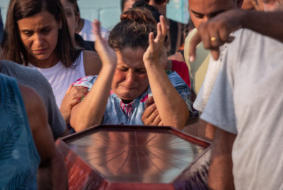 Comoção marca enterro de família assassinada: 'Eles não mereciam isso'