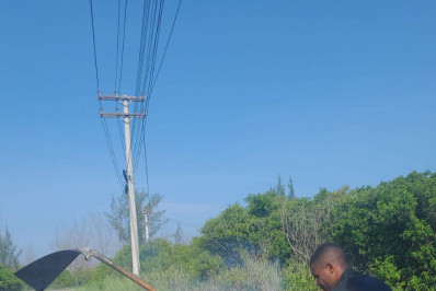 Incêndio atinge vegetação às margens da RJ 102, no trevo de Arraial do Cabo