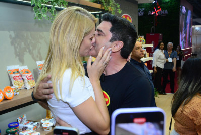 Ana Hickmann e Edu Guedes trocam beijos apaixonados em evento 