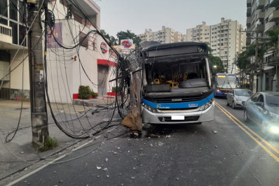 Ônibus colide com poste e deixa Pechincha, na Zona Oeste, sem luz