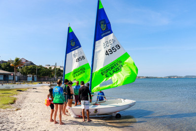 São Pedro da Aldeia adquire barcos a vela para aulas gratuitas do projeto esportivo 