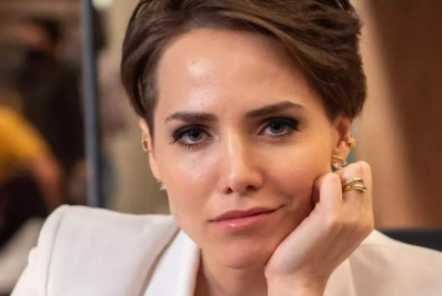 Letícia Colin aparece sem a parte de cima da roupa e exibe tatuagem