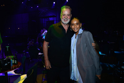 Taís Araujo, Luiz Fernando Guimarães e mais famosos conferem musical em São Paulo