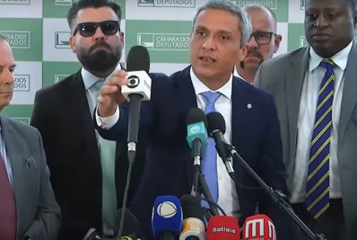 Deputados bolsonaristas tiram microfone da Globo de púlpito e são repreendidos por colega