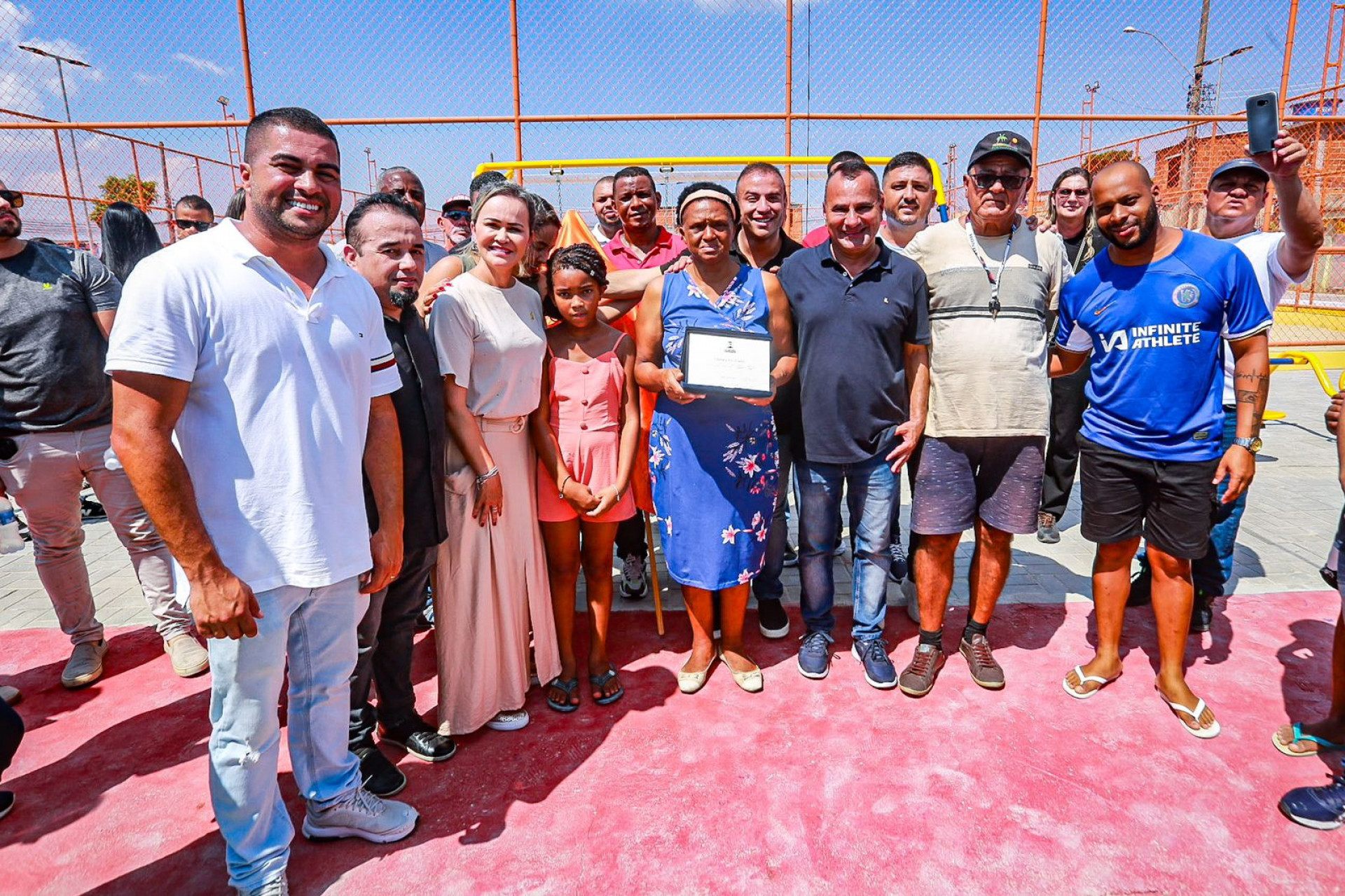 Familiares de Samara dos Santos receberam a placa em homenagem &agrave; inaugura&ccedil;&atilde;o da pra&ccedil;a - Rafael Barreto / PMBR