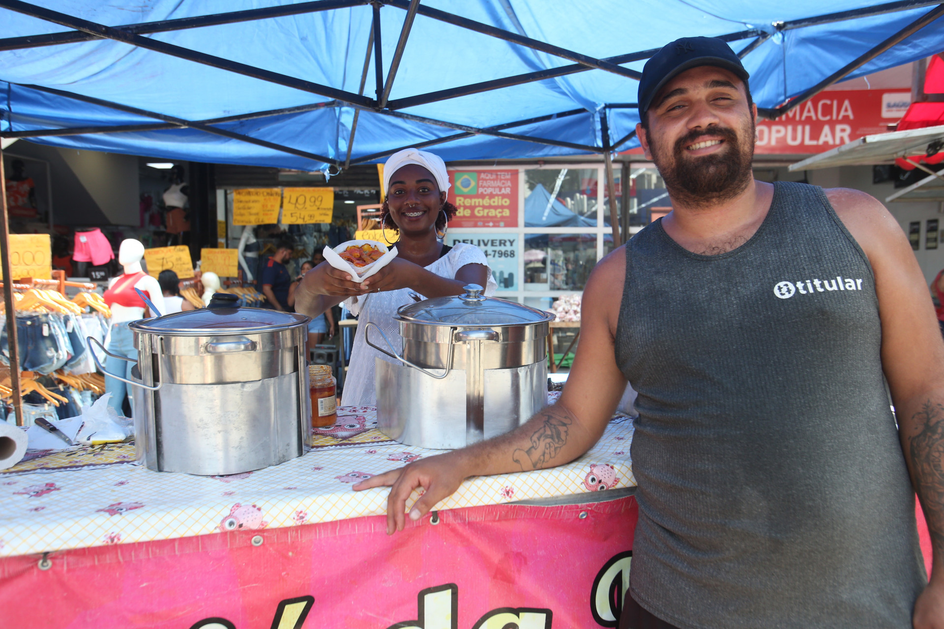 Rodrigo Santana Chaves trabalha com a av&oacute; e a esposa Daniella, vendendo Acaraj&eacute; no cal&ccedil;ad&atilde;o de Campo Grande - Cleber Mendes/Ag&ecirc;ncia O Dia