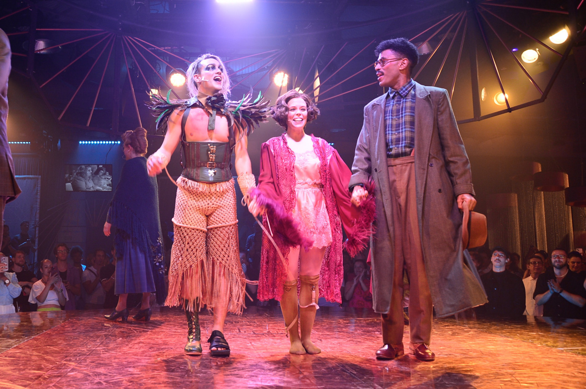 Elenco de musical recebe aplausos da plateia -  