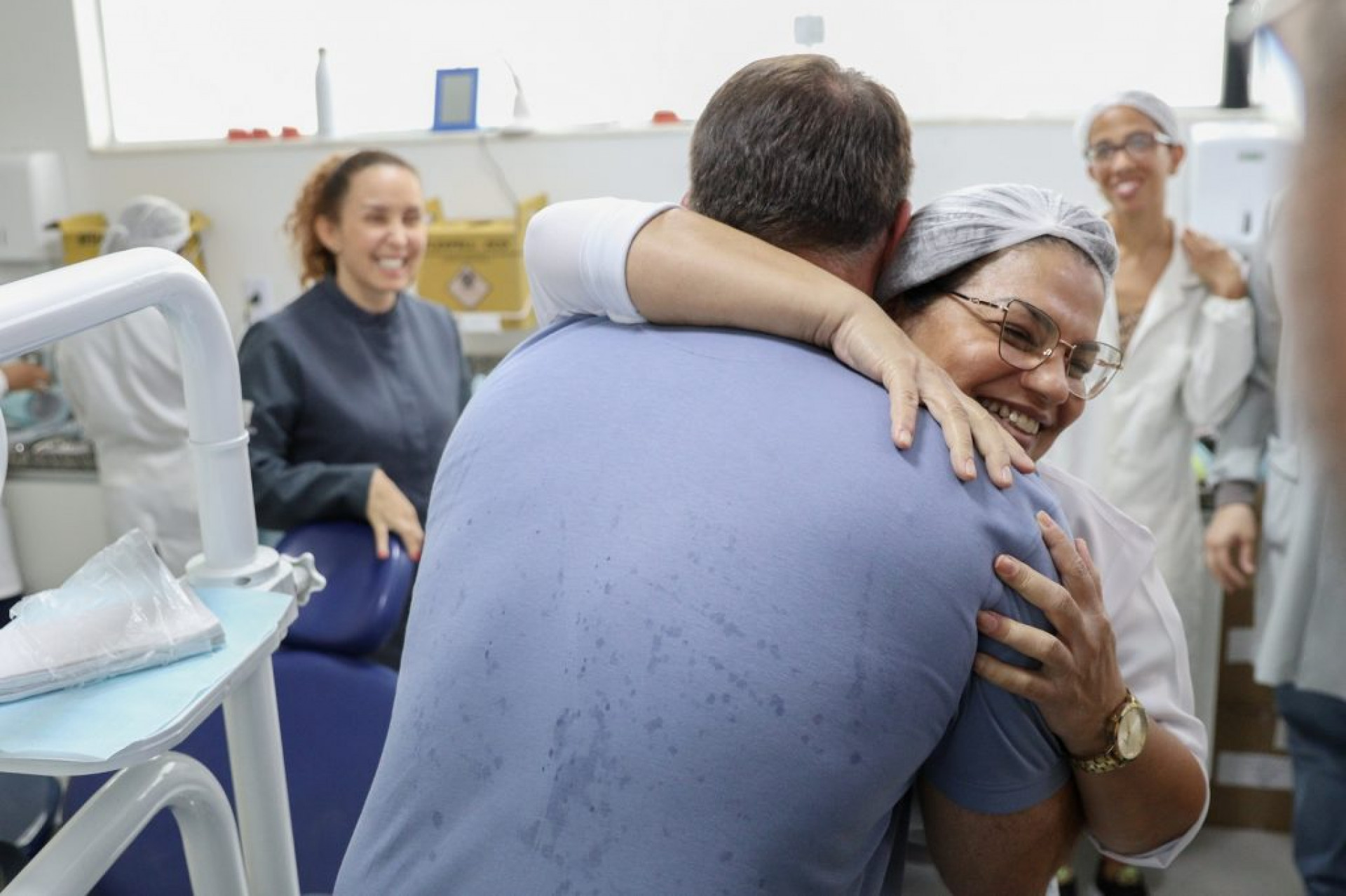 Senador Fl&aacute;vio Bolsonaro durante visita na Cl&iacute;nica da Fam&iacute;lia Cosmorama - Divulga&ccedil;&atilde;o/ PMM