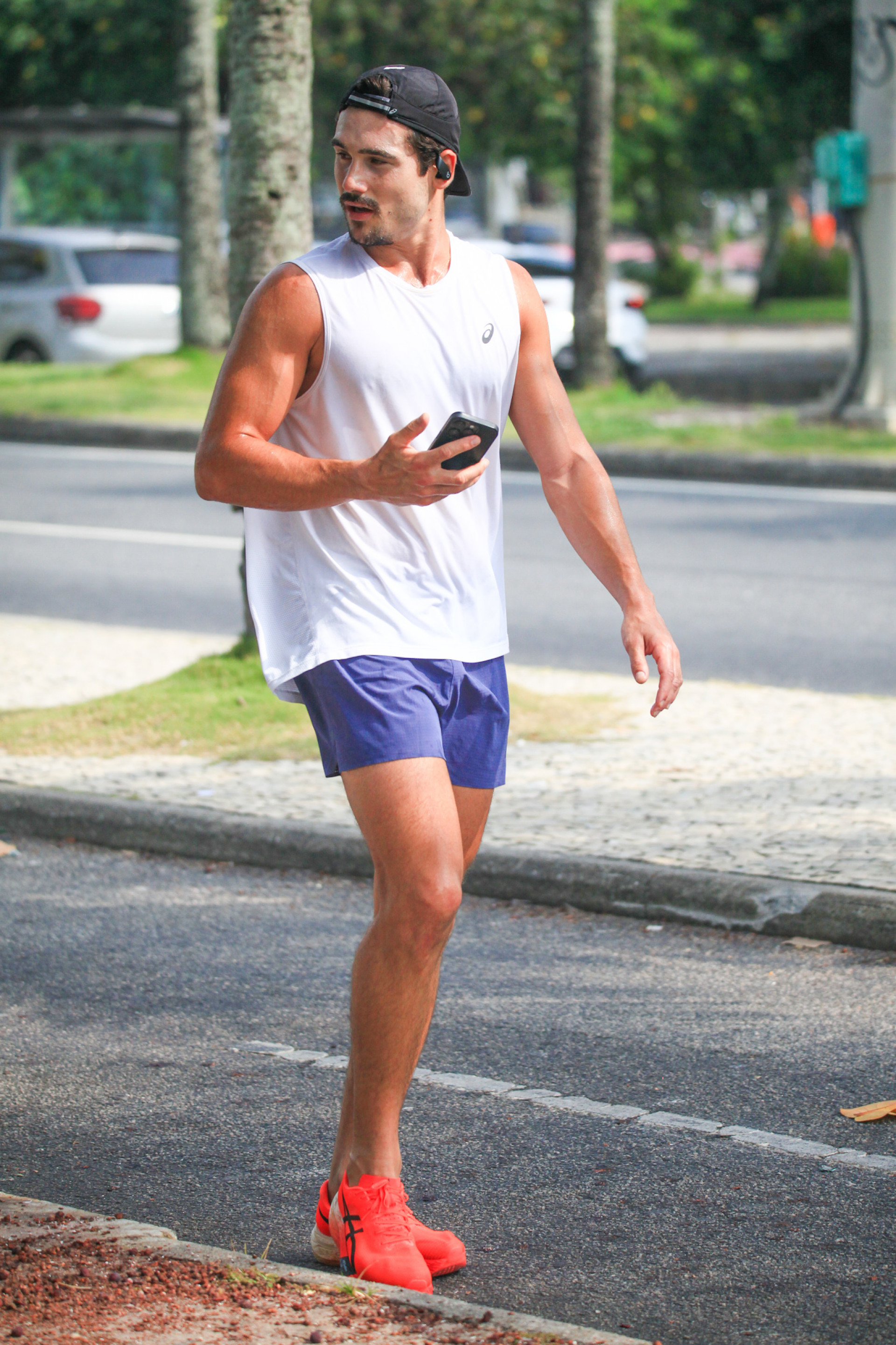 Nicolas Prattes se exercita na orla da Barra da Tijuca -  Fabrício Pioyani / Agnews