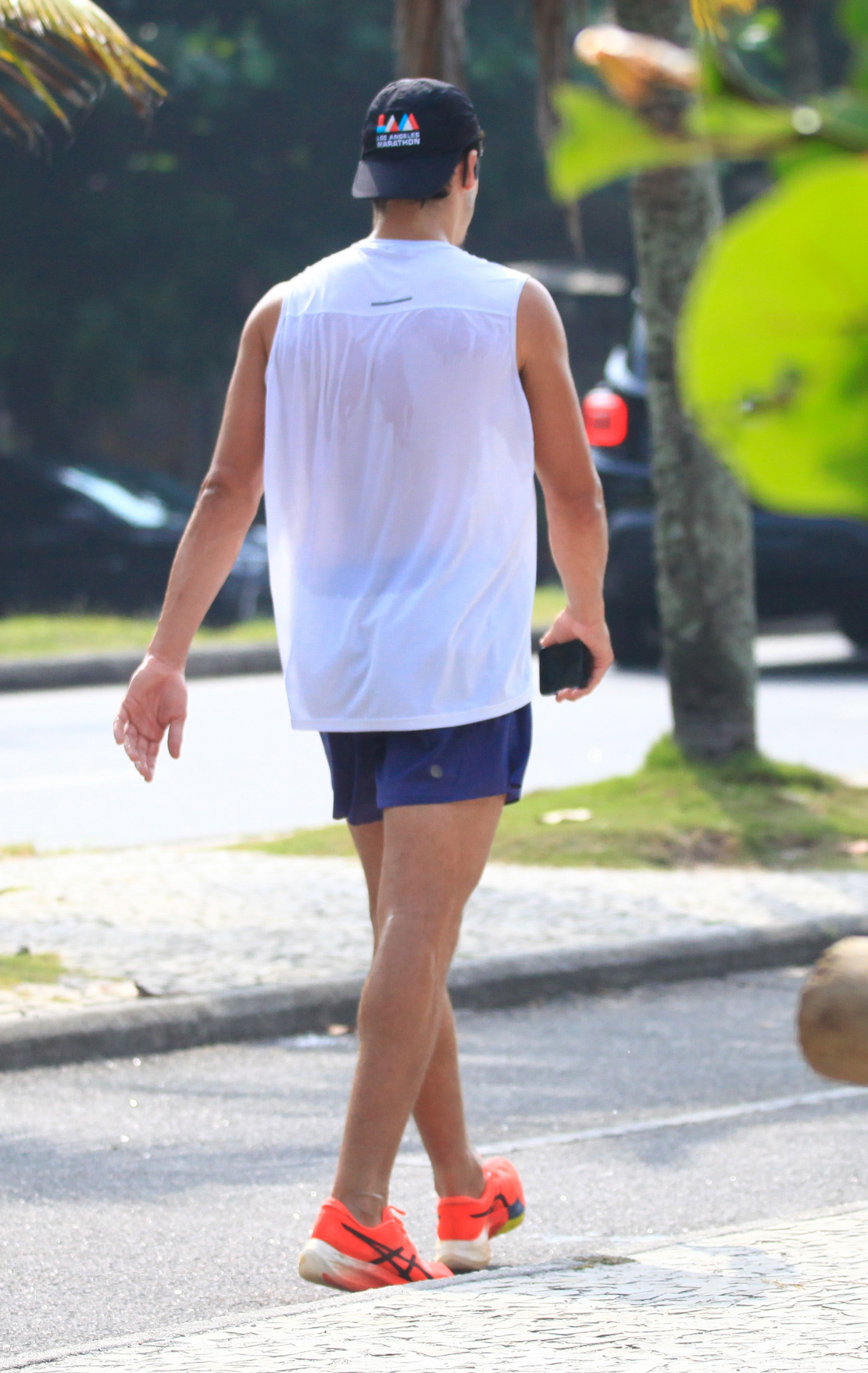 Nicolas Prattes se exercita na orla da Barra da Tijuca -  Fabrício Pioyani / Agnews