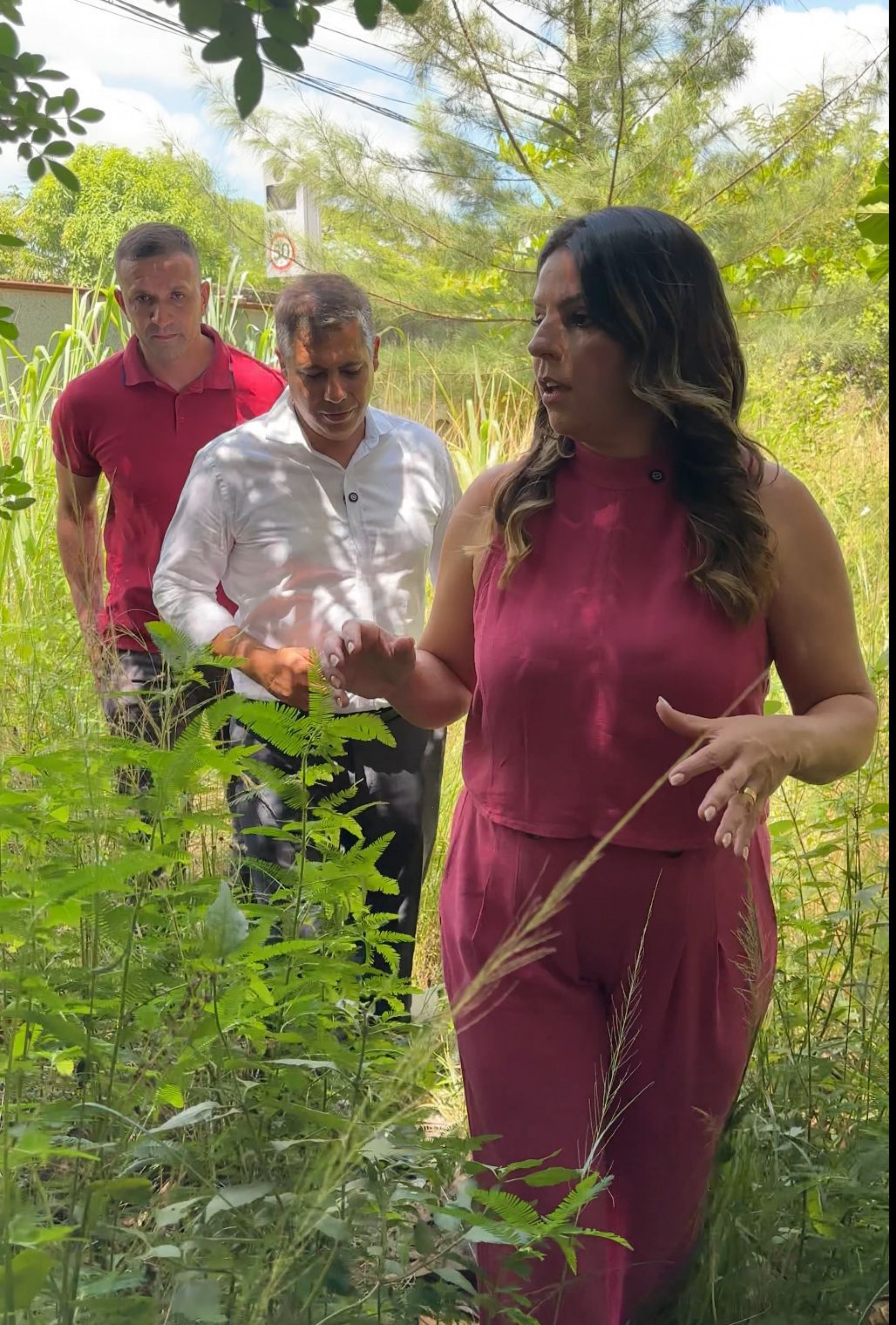 Bruno, ex- aluno da Escola Estadual Oscar Clark, deputado estadual Dr. Serginho e vereadora Penha Bernardes - Reprodução/ Ascom