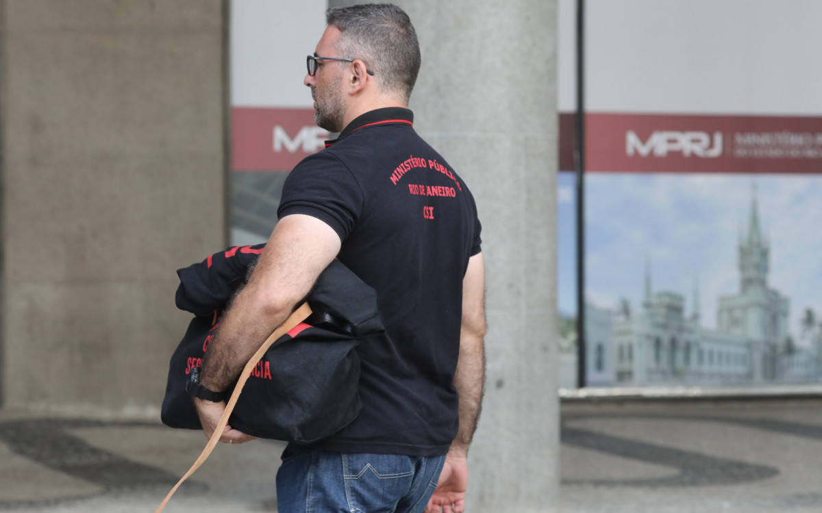 Agentes do MPRJ chegam com malotes na sede do &oacute;rg&atilde;o ap&oacute;s opera&ccedil;&atilde;o nesta quarta-feira