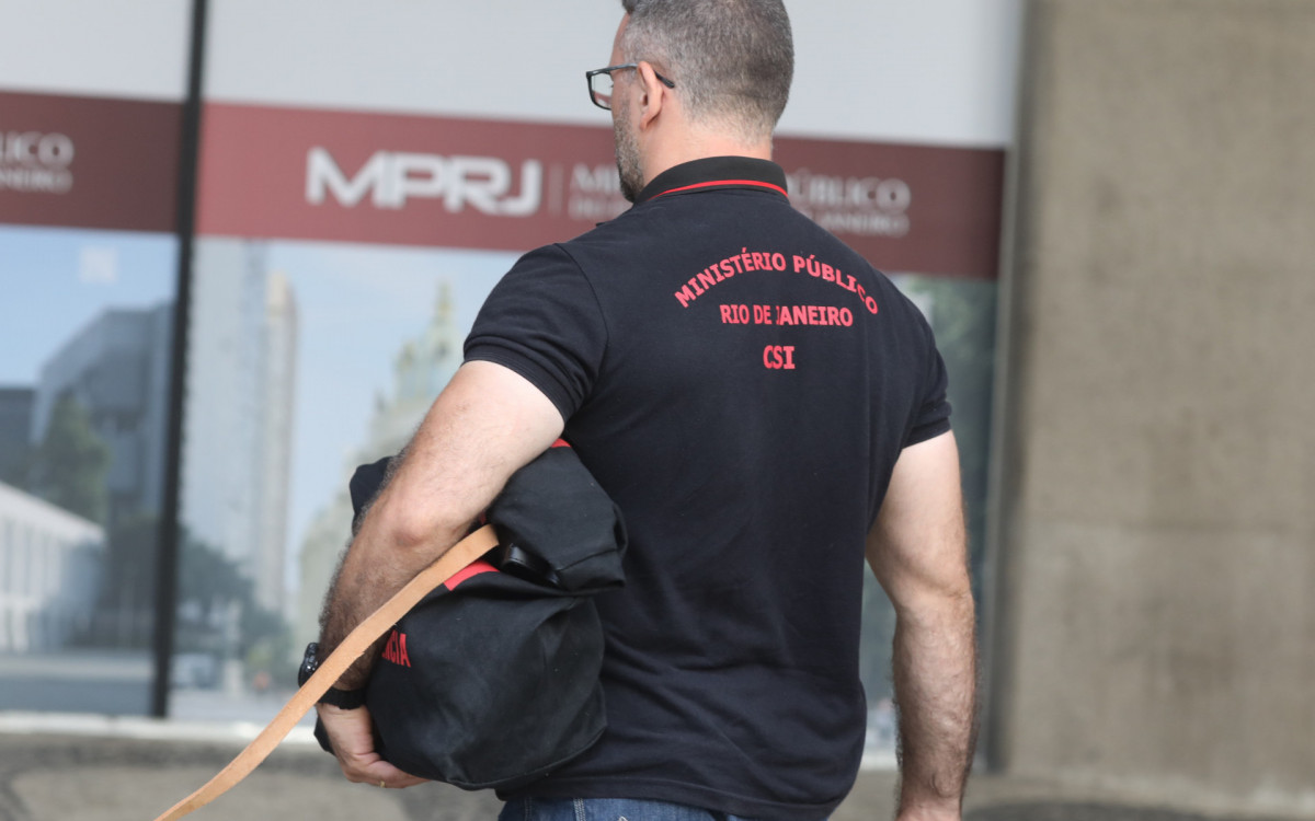 Agentes do MPRJ chegam com malotes na sede do &oacute;rg&atilde;o ap&oacute;s opera&ccedil;&atilde;o nesta quarta-feira