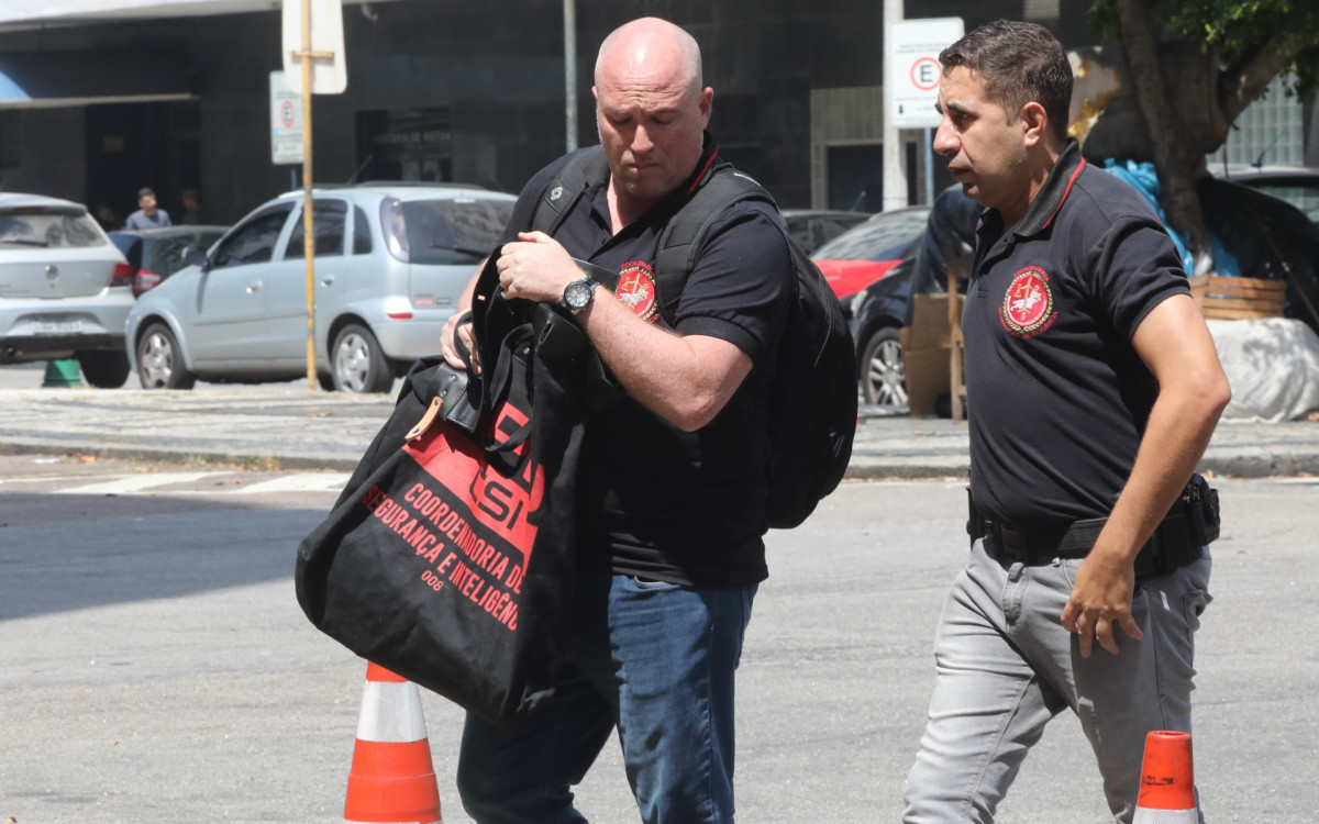 Agentes do MPRJ chegam com malotes na sede do &oacute;rg&atilde;o ap&oacute;s opera&ccedil;&atilde;o nesta quarta-feira