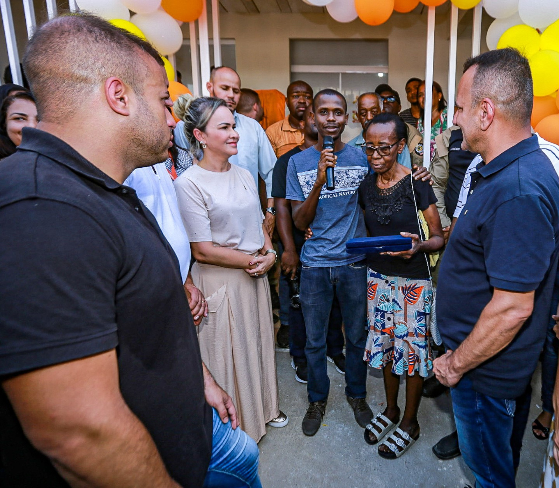 Fam&iacute;lia do di&aacute;cono agradecem ao prefeito Waguinho pela homenagem feita - Rafael Barreto/PMBR