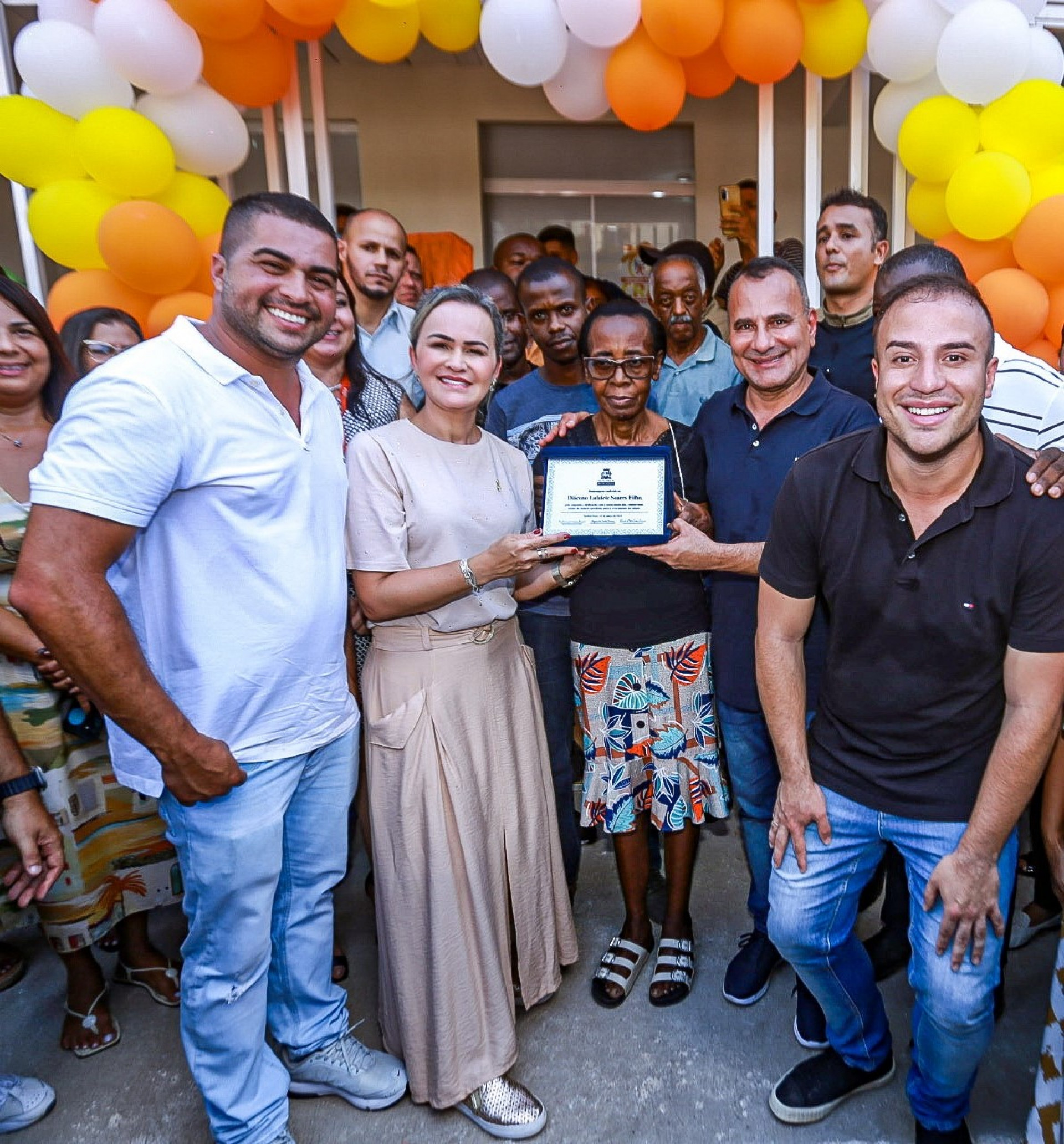 Secret&aacute;rio Igo Menezes, deputada Daniela do Waguinho e prefeito Waguinho e Matheus Carneiro entregaram a placa a familiares - Rafael Barreto/PMBR