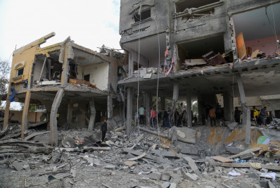 Casal palestino decide acampar nas ruínas de sua casa em Gaza