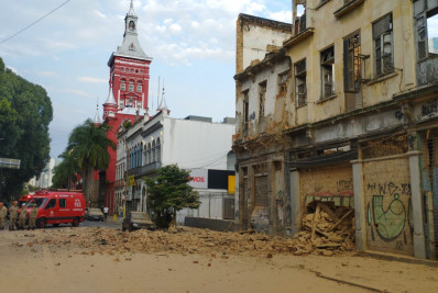 Mais uma parte de casarão abandonado desaba no Centro do Rio