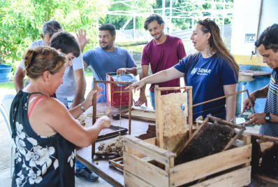 Mageenses aprendem sobre produção de própolis e cera em curso