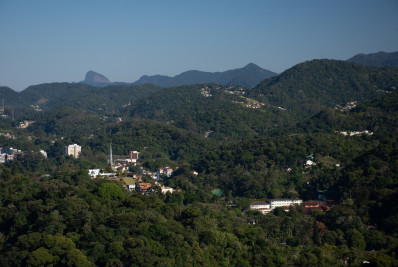 Defesa Civil de Petrópolis emite alerta SMS de rajadas de vento de intensidade moderada a ocasionalmente forte