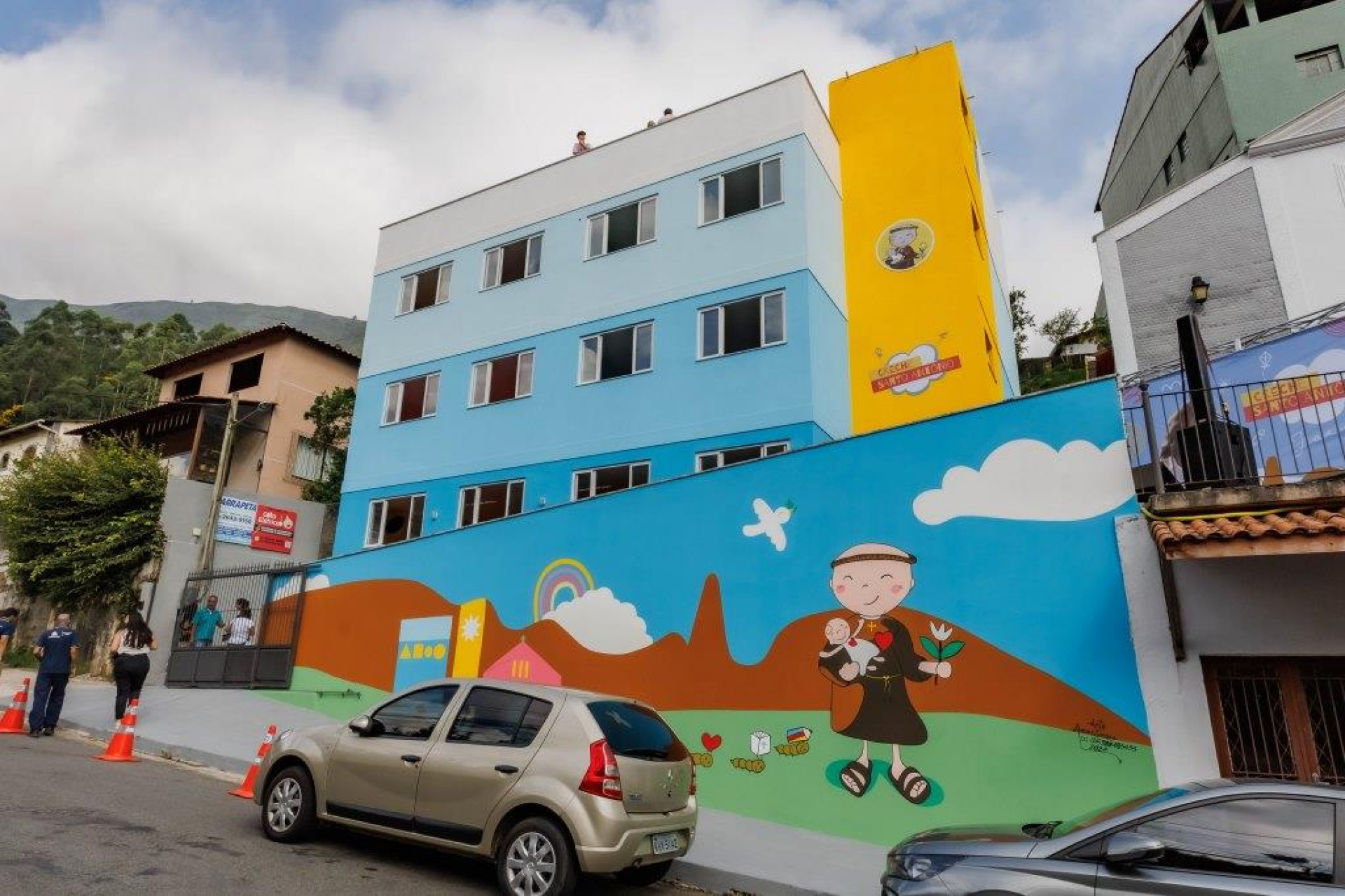 Prédio construído por iniciativa da igreja tem três pavimentos e vai atender crianças de 6 meses até 5 anos de idade, em dois turnos de acolhimento - BRUNO NEPOMUCENO