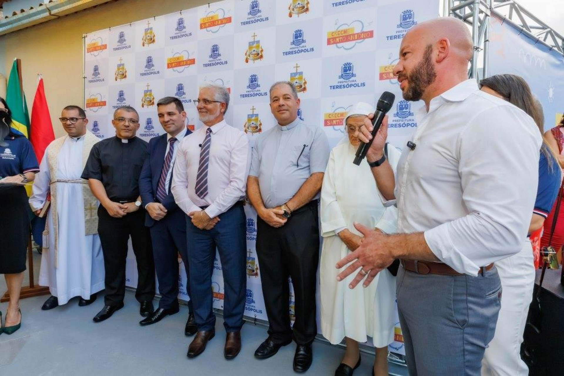 O Prefeito Vinicius Claussen celebra o convênio, que permitirá à Prefeitura atender mais 140 famílias com vaga de creche - BRUNO NEPOMUCENO